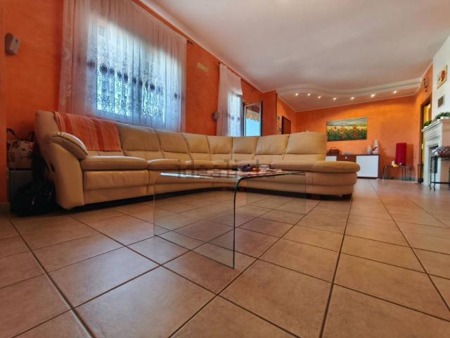 Appartamento in vendita di 150 m² in Via Elia Franich, 4