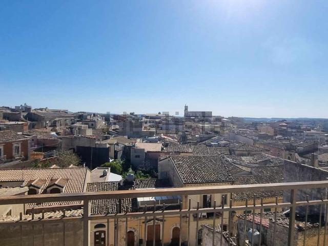 Appartamento in vendita di 150 m² in Via Lombardo