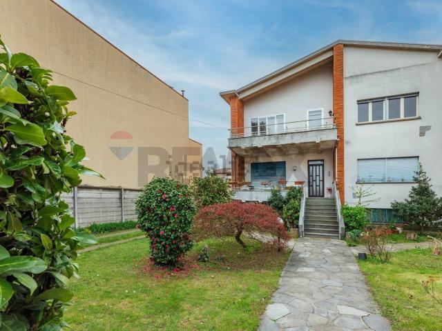 Appartamento in vendita di 150 m² in Via Leopardi, 1