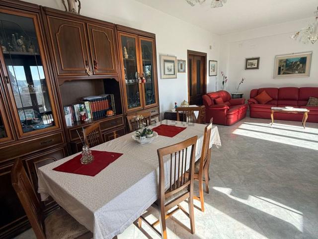 Appartamento in vendita di 150 m² in Via Strongoli, 1