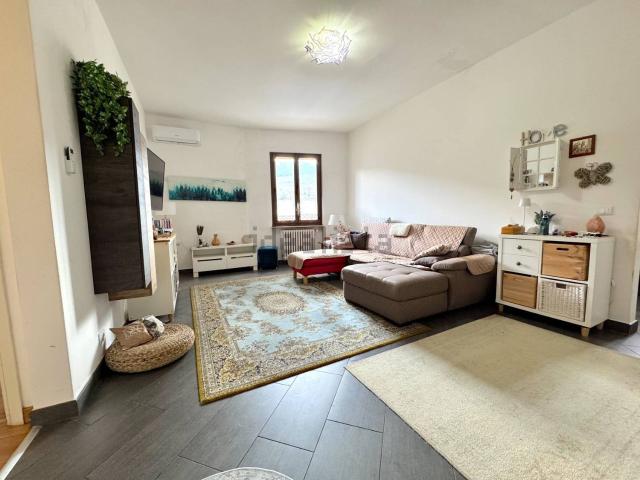 Appartamento in vendita di 150 m² in Via Val di Bisenzio, 109