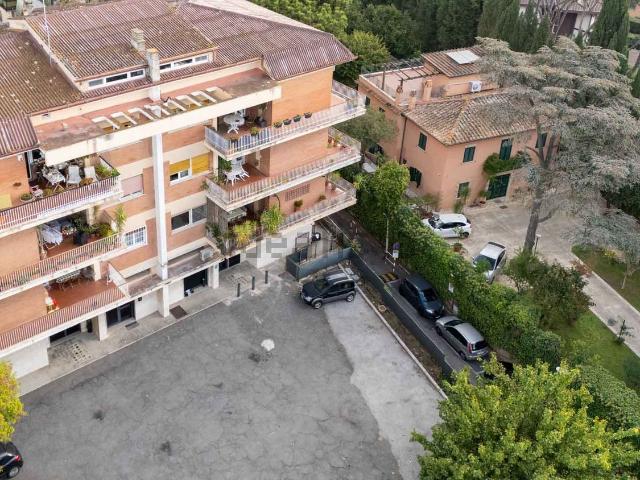 Appartamento in vendita di 151 m² in Via Cassia, 1004