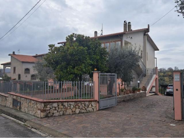 Appartamento in vendita di 152 m² in Via Mirtense