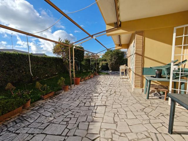 Appartamento in vendita di 152 m² in Lungomare Enea, 144