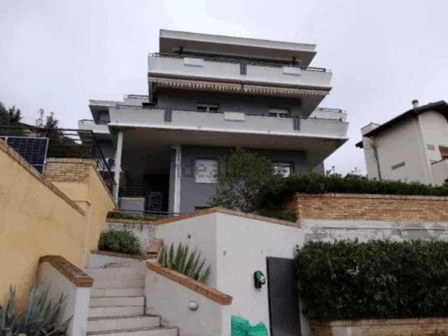 Appartamento in vendita di 153 m² in Via Monte Falterone, 12