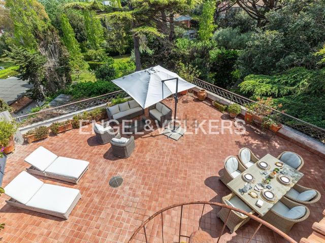 Appartamento in vendita di 153 m² in Via Teatro Romano