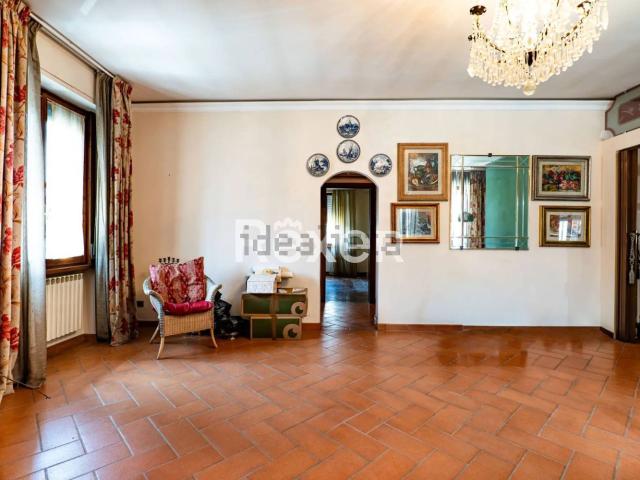 Appartamento in vendita di 153 m² in Via Ugo Foscolo, 11