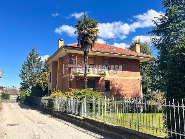 Appartamento in vendita di 154 m² in Via Adamello, 1