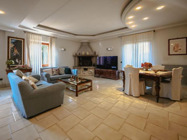 Appartamento in vendita di 154 m² in Via Appia Pignatelli