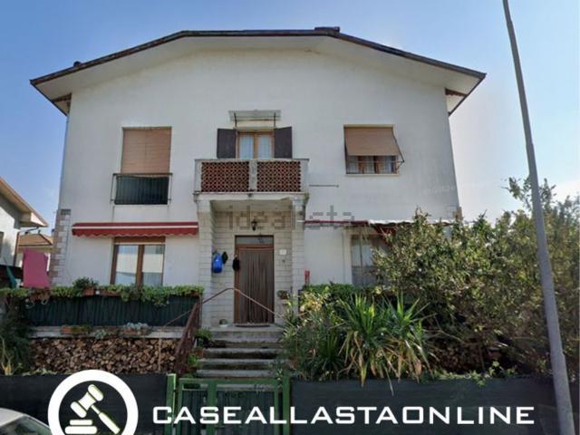 Appartamento in vendita di 154 m² in Via Giacomo Matteotti