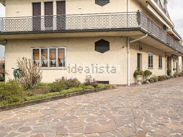 Appartamento in vendita di 154 m² in Via per Dolzago