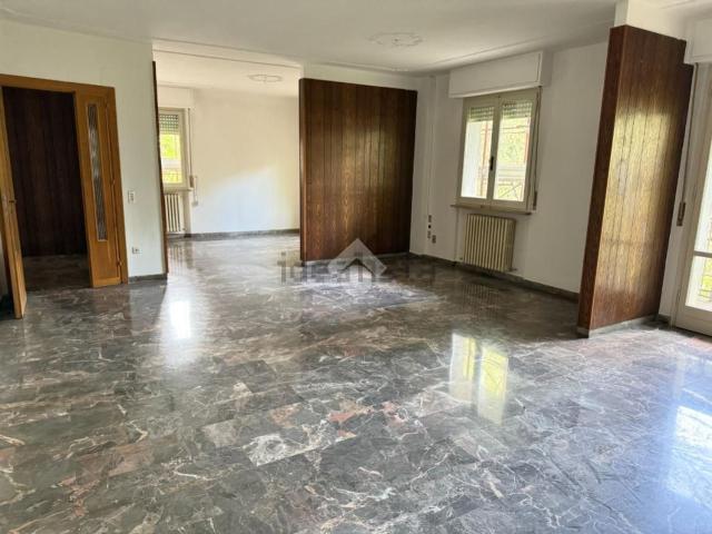 Appartamento in vendita di 155 m² in Via Cortonese, 111
