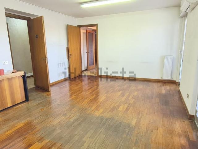 Appartamento in vendita di 155 m² in Via Giuseppe di Vittorio