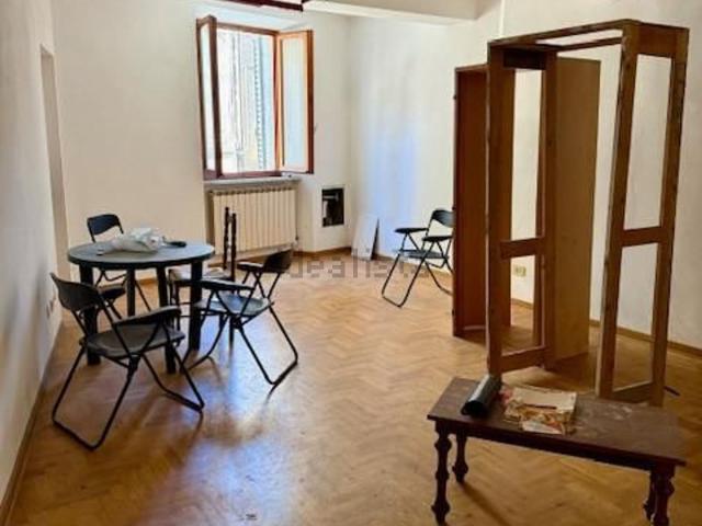Appartamento in vendita di 155 m² in Via delle Terme, 53100
