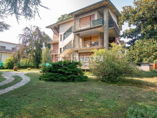 Appartamento in vendita di 155 m² in Via Per Grezzago