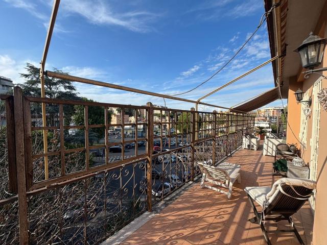 Appartamento in vendita di 155 m² in Via Val di Sangro, 152