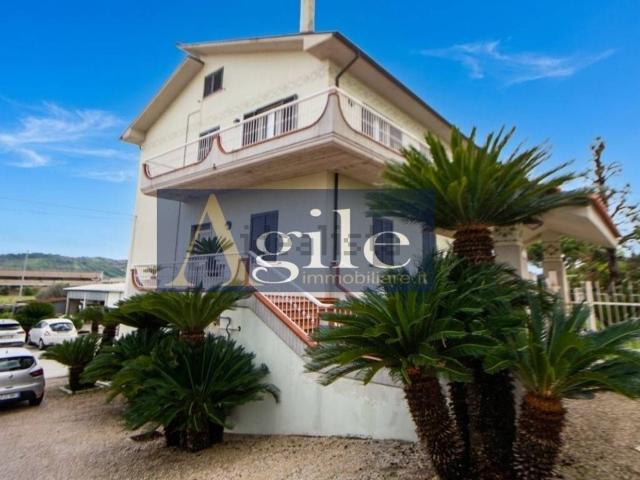 Appartamento in vendita di 155 m² in Contrada Sant&apos Anna, 37