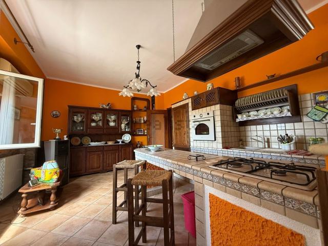 Appartamento in vendita di 159 m² in Via Emiro Giafar, 6