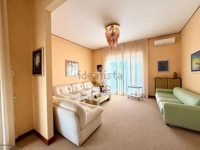Appartamento in vendita di 159 m² in Viale G. Leopardi, 162