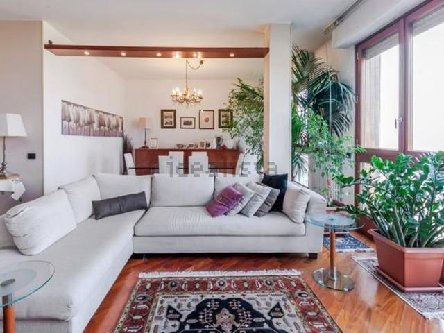 Appartamento in vendita di 160 m² in Via Caduti Sul Lavoro, 47