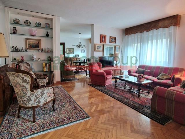 Appartamento in vendita di 160 m² in Via Cecconi