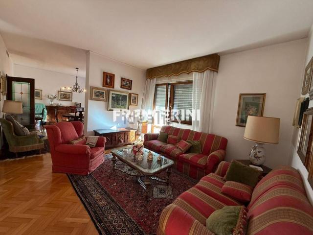 Appartamento in vendita di 160 m² in Via Cecconi