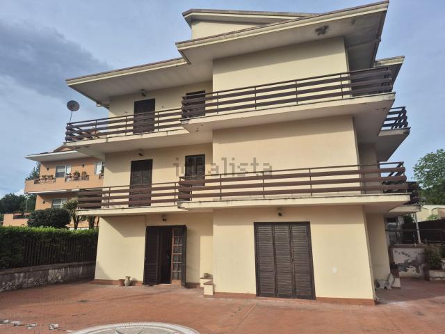Appartamento in vendita di 160 m² in Via Centauro