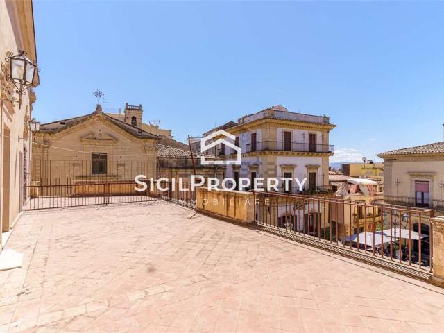 Appartamento in vendita di 160 m² in Via Angelo Maiorana, 31
