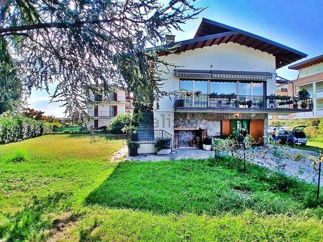 Appartamento in vendita di 160 m² in Via Angera, 75