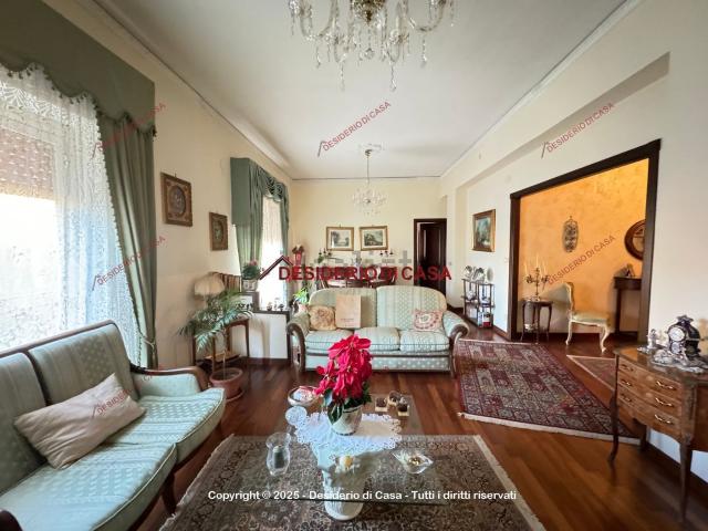 Appartamento in vendita di 160 m² in Via Alcide de Gasperi, 34