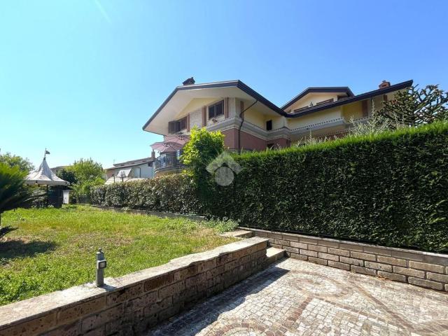 Appartamento in vendita di 160 m² in Via B. Lucarelli, 95