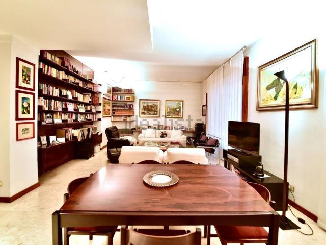 Appartamento in vendita di 160 m² in Via G. Leopardi, 18