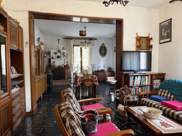 Appartamento in vendita di 160 m² in Via Giuseppe Valentini