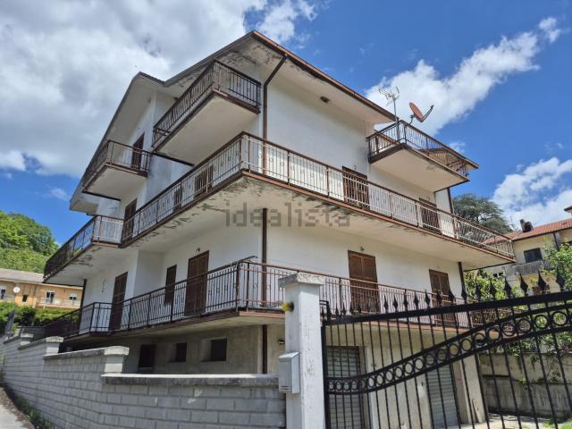 Appartamento in vendita di 160 m² in Via dei Marsi, 126