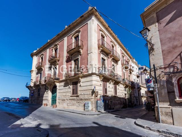 Appartamento in vendita di 160 m² in Via della Maestranza, 136