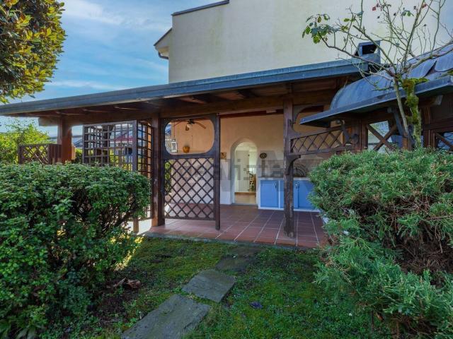 Appartamento in vendita di 160 m² in Via delle Gardenie, 11