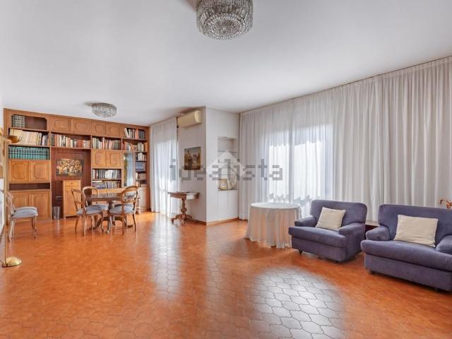Appartamento in vendita di 160 m² in Via Enrico Gonzales