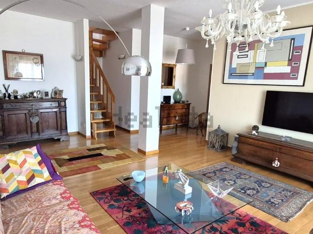 Appartamento in vendita di 160 m² in Via Fratelli Capaccini, 14