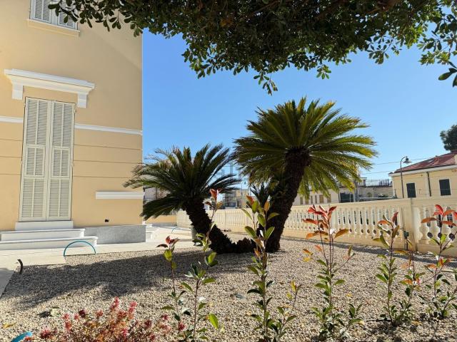 Appartamento in vendita di 160 m² in Via Ippolito R. Gallo