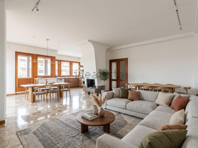 Appartamento in vendita di 160 m² in Via Macedonio Melloni, 32