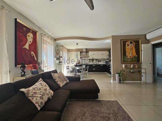 Appartamento in vendita di 160 m² in Via Nilde Iotti, 1