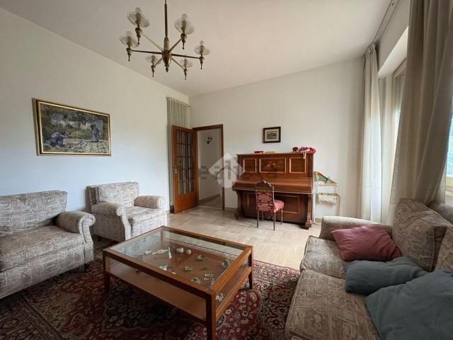 Appartamento in vendita di 160 m² in Via Ugo Foscolo
