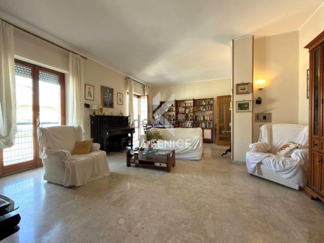 Appartamento in vendita di 160 m² in Viale dei Lecci, 57