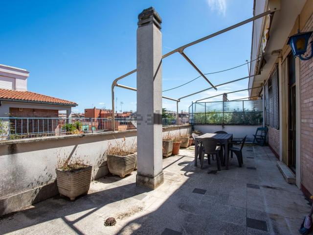 Appartamento in vendita di 161 m² in Via Giunio Silano, 18