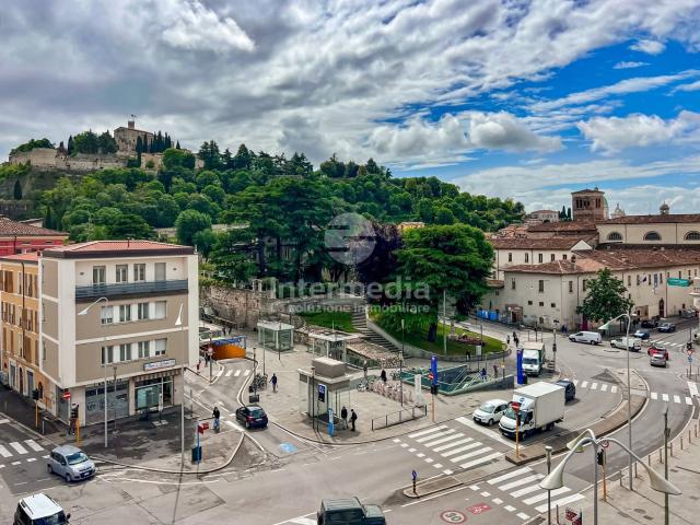 Appartamento in vendita di 163 m² in Piazza Cesare Battisti, 7