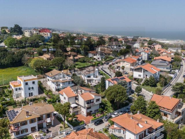 Appartamento in vendita di 164 m² in Via dei Pini, 34