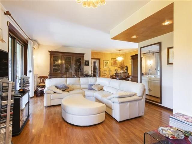 Appartamento in vendita di 165 m² in Via Adelaide Coari