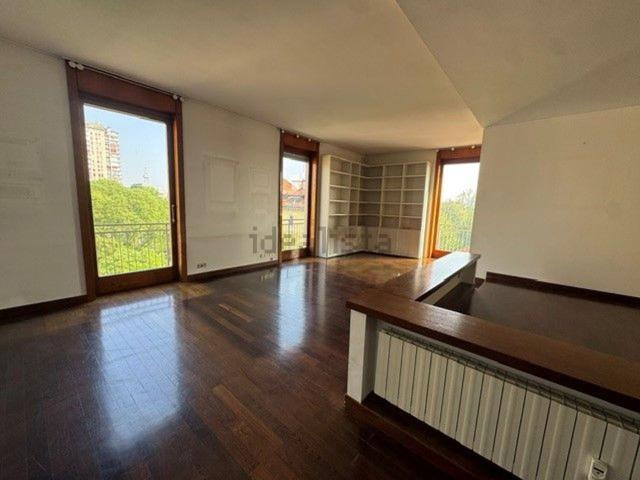 Appartamento in vendita di 165 m² in Via G. Leopardi, 1