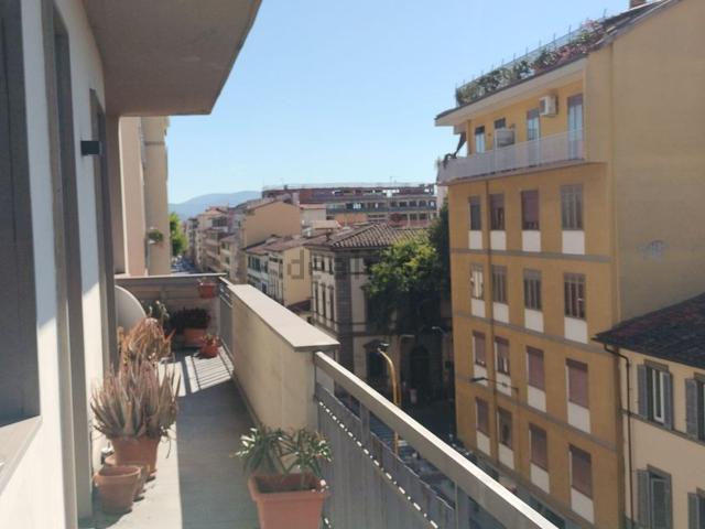 Appartamento in vendita di 165 m² in Via Giovanni Pascoli