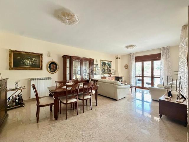 Appartamento in vendita di 165 m² in Via Romualdo Montagna, 31